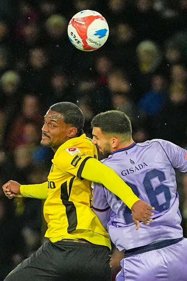 Duell ohne Sieger: der Basler Adrian Barisic (rechts) und Berns Sergio Crdova  | Foto: IMAGO/Kjetil Waber