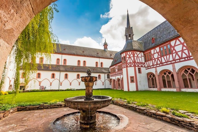 Kulturdenkmal und Deutschlands grtes Weingut: Kloster Eberbach  | Foto: Alice D. Wiesbaden Marketing