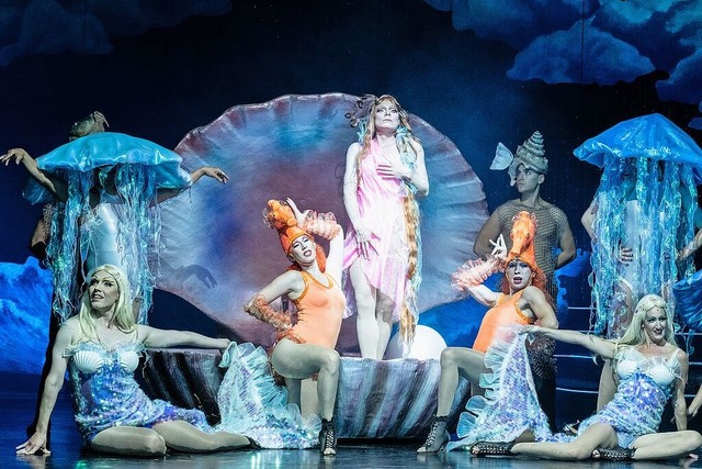 Regisseur Maurice Lenhard bringt den Zauber einer groen Dragshow auf die Bhne.  | Foto: Sandra Then