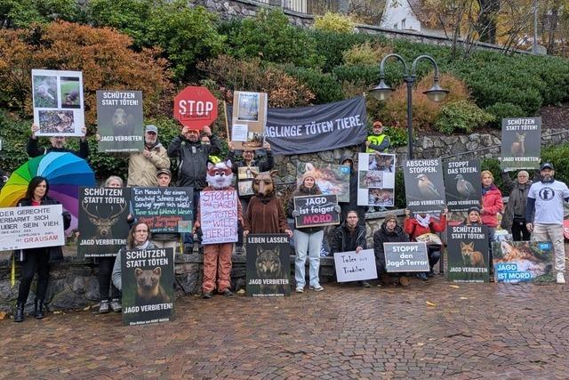 Hubertusmesse in Todtnau: Tierrechtsaktivisten protestieren vor der Kirche gegen die Jagd