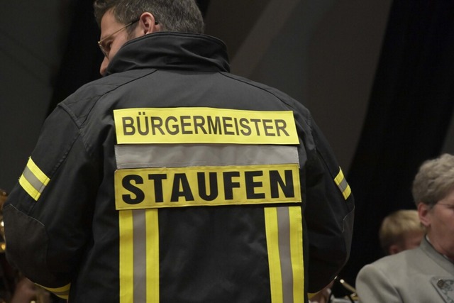 Die Staufener Feuerwehr berreichte ih...8211; mit entsprechender Beschriftung.  | Foto: Bernhard Seitz