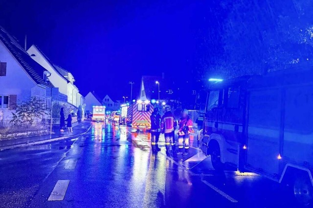 Viel Blaulicht gab es am frhen Samsta... in der Ortsdurchfahrt in Rheinweiler.  | Foto: Feuerwehr Bad Bellingen