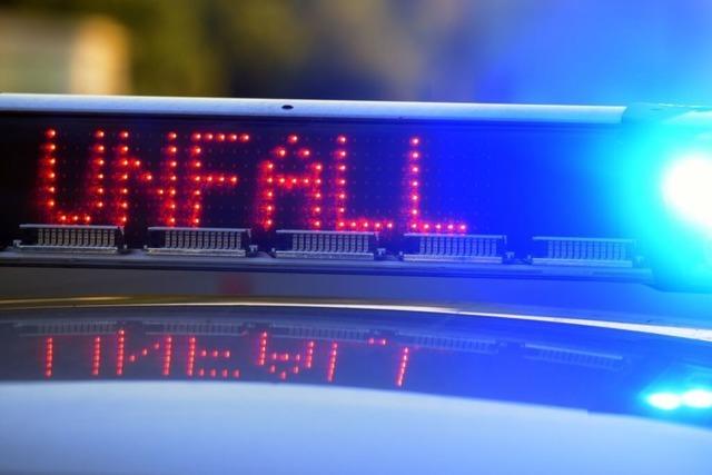 Sechs Personen in einem Golf bei Unfall verletzt