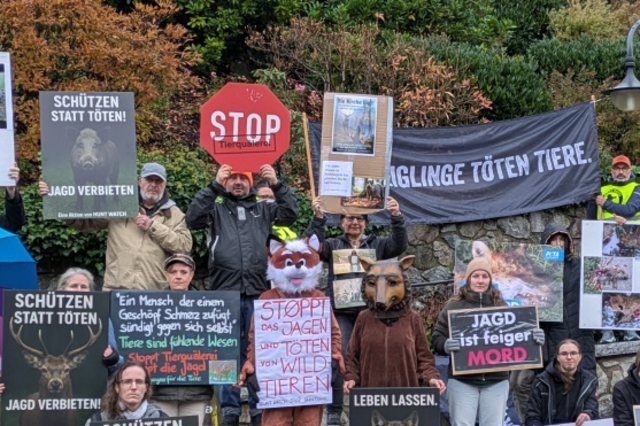 Tierrechtsaktivisten protestieren bei einer Messe fr Jger in Todtnau gegen die Jagd