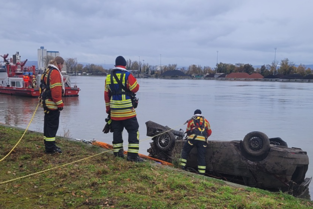 Im Rhein bei Haltingen verschwindet ein Auto - bei der Suche taucht dafr ein anderes auf