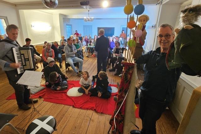 Jrgen Bootsmann erweckt in Hausen mit seinem Figurentheater den Eisenhans zum Leben