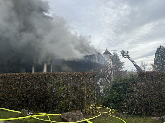 Nach dem verheerenden Brand eines Wohn...en Schaden auf rund eine Million Euro.  | Foto: Nicolai Kapitz