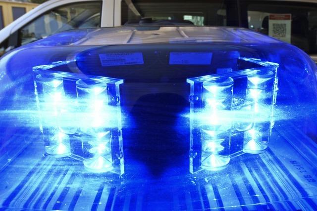 Kleinkraftrad beschdigt geparktes Auto in Freiburg-Betzenhausen