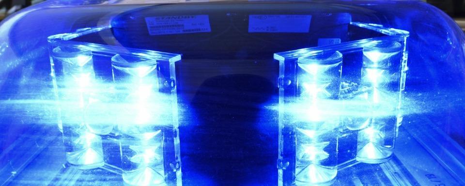 Kleinkraftrad beschdigt geparktes Auto in Freiburg-Betzenhausen