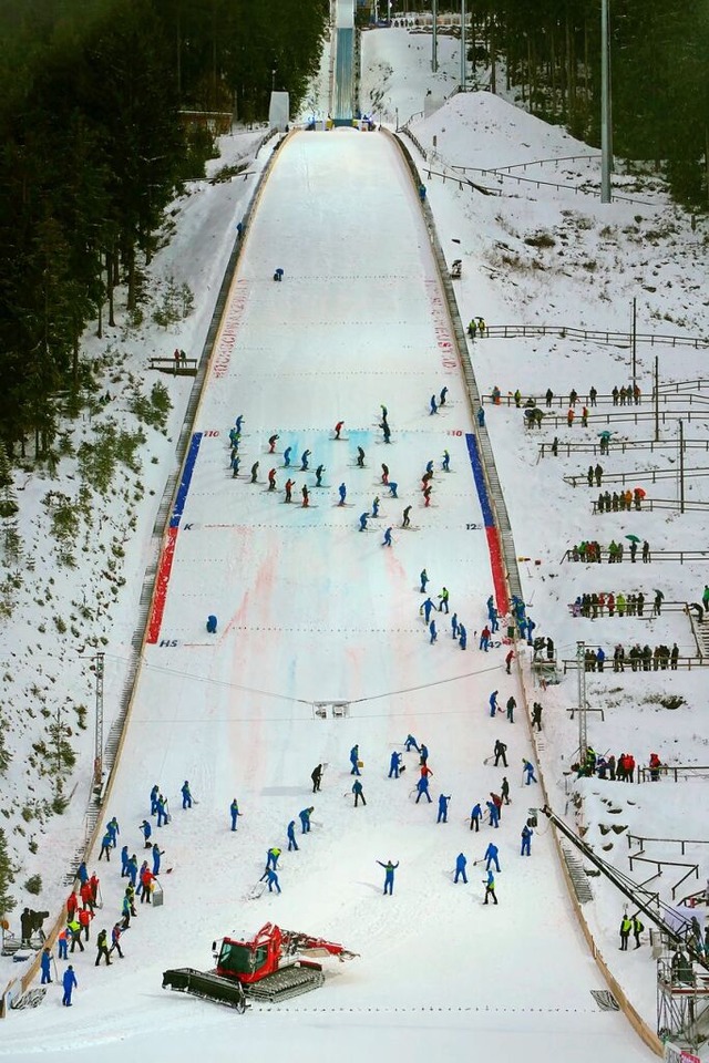 Das Skispringen in Neustadt umzusetzen, ist eine groe Gemeinschaftsleistung.  | Foto: Tanja Bury 