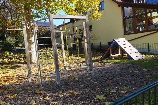 Spielhtte weicht neuem Rutschenturm im Kindergarten Fischingen