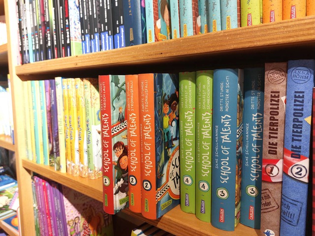 Wer gerne liest, findet in den Buchhandlungen und Bibliotheken jede Menge Stoff.  | Foto: Eibner (imago)