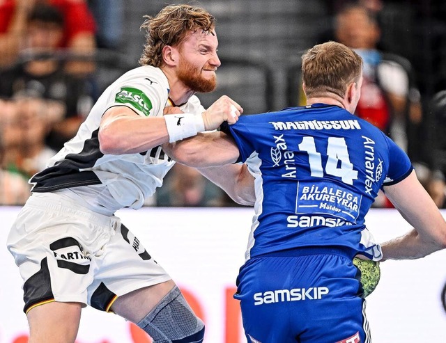 Hart am Mann: Deutschlands Abwehrspezi...Duell mit Islands Omar Ingi Magnusson.  | Foto: Harry Langer/dpa