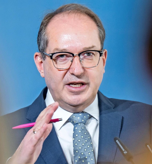 Will einen harten Kurs in der Flchtli...nnenminister Alexander Dobrindt (CSU).  | Foto: Michael Kappeler/dpa