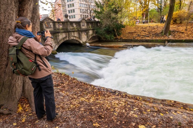 Die Eisbachwelle ist weg.  | Foto: Peter Kneffel (dpa)