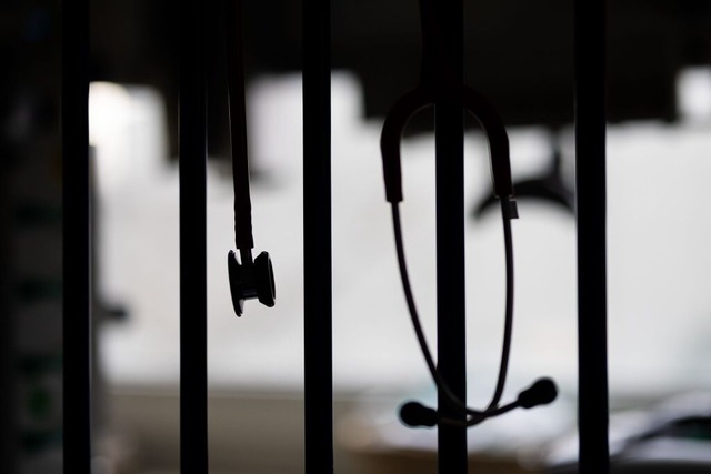 Triage bedeutet, dass rztinnen und r...lcher Reihenfolge sie Menschen helfen.  | Foto: Rolf Vennenbernd (dpa)