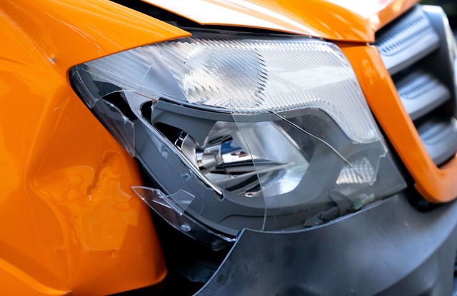 Crash und dann einfach weg:  Am Montag...m geparkte Autos vor dem Schwimmbad.  | Foto: Sven Hoppe (dpa/Symbolfoto)