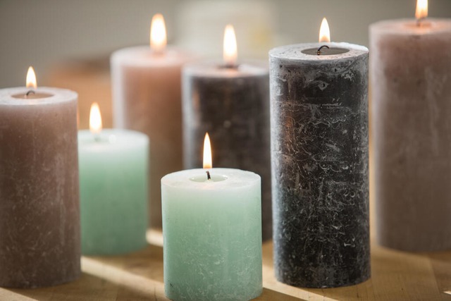 Offenes Feuer kann zu Hause zur echten...lte man es nie unbeaufsichtigt lassen.  | Foto: Christin Klose (dpa)