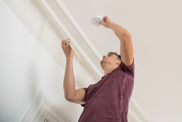 Feuermelder sollten an der Decke in fa...ohnung oder dem Haus installiert sein.  | Foto: Christin Klose (dpa)