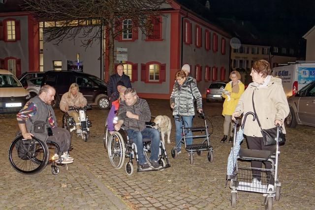 Praxistest mit Rollstuhl und Rollator in Riegel offenbart viele kleine und groe Hindernisse