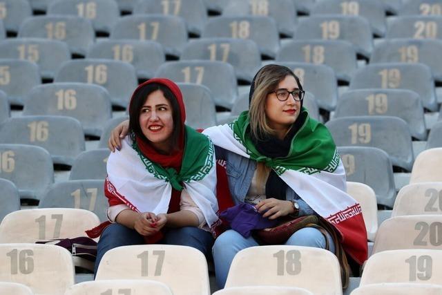 Im Iran drfen Frauen erstmals seit Jahren wieder ein Fuball-Stadion besuchen