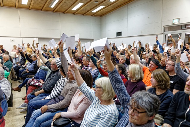 Groer Andrang bei der auerordentlich...nd mit weiteren rechtlichen Schritten.  | Foto: Martin Wendel