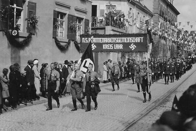 Die Beamten-Arbeitsgemeinschaft im Kre...hr beim Umzug zum 1. Mai 1933 in Lahr.  | Foto: Stadtarchiv Lahr
