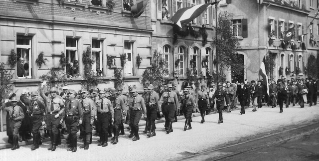 Umzug in Lahr zum 1. Mai 1933 vor geschmckten Husern.  | Foto: Stadtarchiv Lahr 