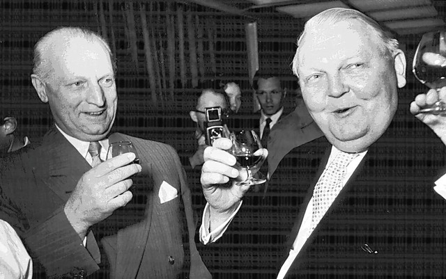 Es geht voran: Ludwig Erhard (rechts) ...56 auf der Industriemesse in Hannover. | Foto: IMAGO/Erich Andres Es geht voran: Ludwig Erhard (rechts) ...56 auf der Industriemesse in Hannover. | Foto: IMAGO/Erich Andres