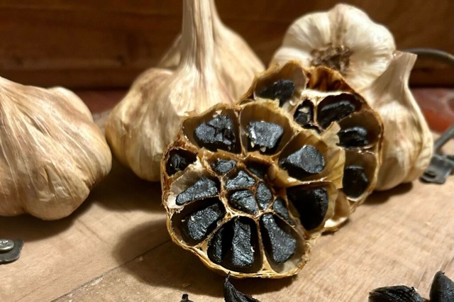 Schwarzer Knoblauch schmeckt berraschend s und fein nach Vanille.  | Foto: Knobi-Farm