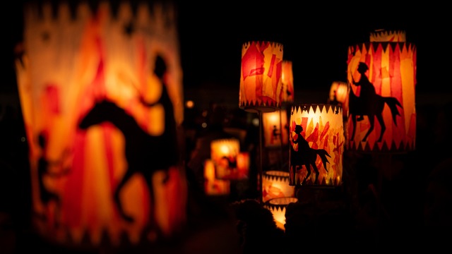 Viele selbstgemachte Laternen sind an St. Martin in der Dmmerung unterwegs.  | Foto: Thorsten Malinowski/ Adobe Stock 