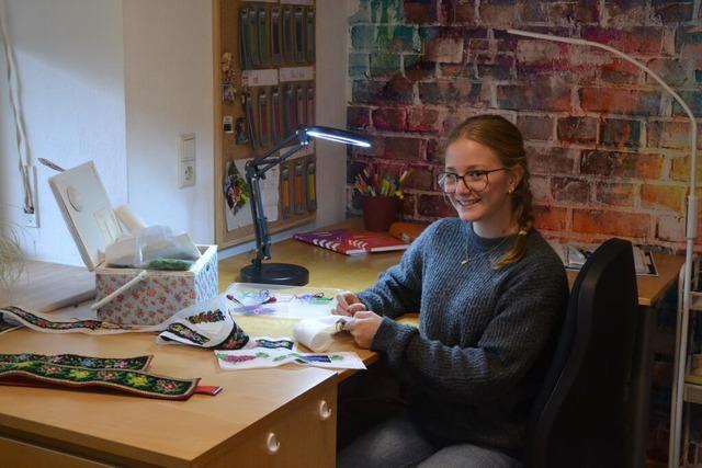 16-Jhrige aus dem Glottertal schmckt Trachtenhosentrger mit filigraner Handstickerei