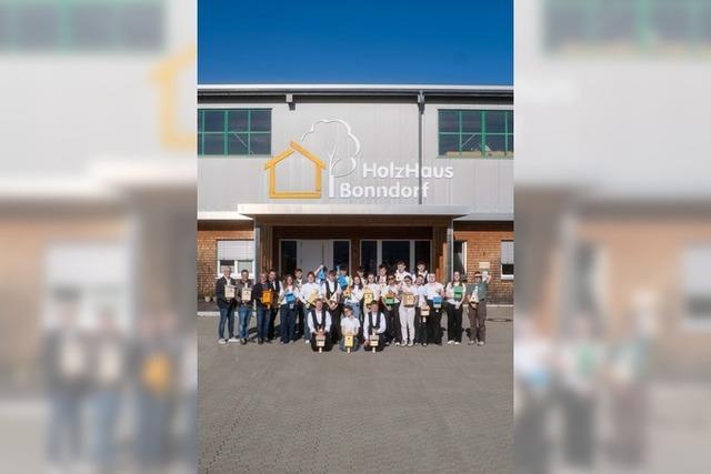 Auszubildende bauen Vogelhuschen in Bonndorf Hotel Vier Jahreszeiten und Schluchseer Innenstadt