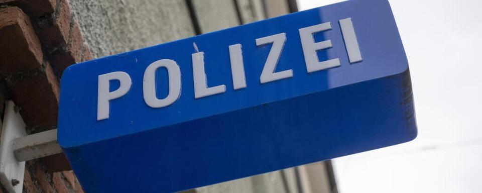 Zeugen gesucht nach Verkehrsunfallflucht von mit Strohballen belandenem rotem Lastwagen bei Friedenweiler