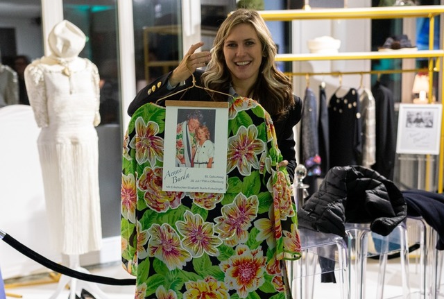 Elisabeth Burda Furtwngler mit einer ...it der kleinen Elisabeth getragen hat.  | Foto: Ren Reiche fr Hubert Burda Media