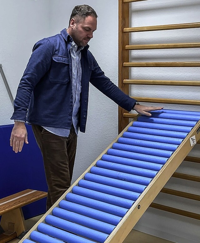 Geschftsfhrer Thomas Sausen  stellt die Funktion der Rollenrutsche vor.  | Foto: Wilfried Dieckmann