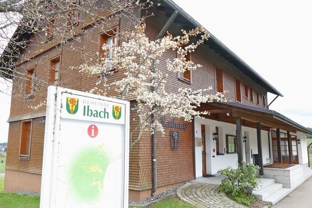 Das Rathaus in Ibach bekommt drei neue Fenster