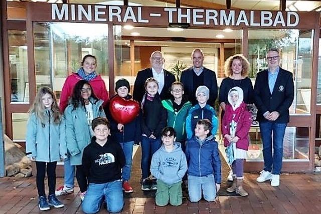 Lions Club Schliengen sichert Schwimmunterricht der Grundschler mit Spende