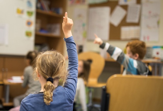 Ab nchstem Sommer gilt in Baden-Wrtt...treuung fr Kinder im Grundschulalter.  | Foto: Frank Rumpenhorst (dpa)