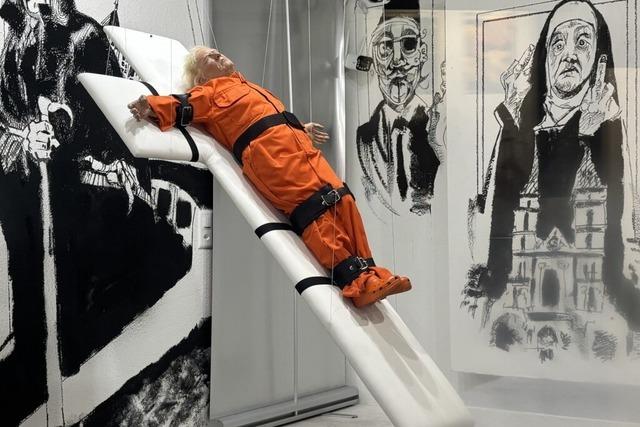 Basler Galerie zeigt Donald Trump an einem Kreuz – Kontroverse um Kunstwerk