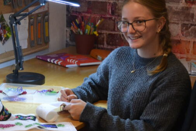 16-Jhrige aus dem Glottertal schmckt Trachtenhosentrger mit filigraner Handstickerei