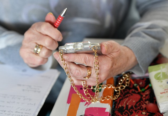 Wohin mit ausgedienten Handys und Tabl...sie zum Pfarramt bringen. (Symbolfoto)  | Foto: Jens Kalaene