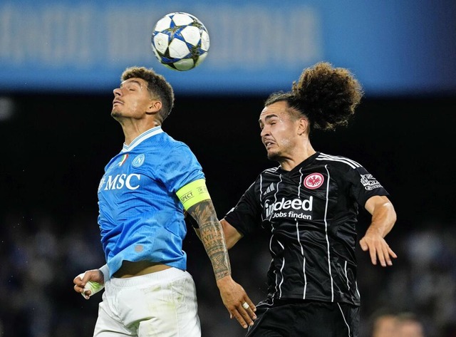 Kampf um den Ball: Neapels Kapitän Gio...Frankfurts Arthur Theate im Luftduell. | Foto: IMAGO/Goal Sports Images Kampf um den Ball: Neapels Kapitän Gio...Frankfurts Arthur Theate im Luftduell. | Foto: IMAGO/Goal Sports Images