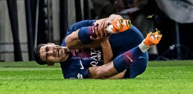 Muss kurz vor der Pause das Spielfeld ...lassen: PSG-Verteidiger Achraf Hakimi.  | Foto: IMAGO/Beautiful Sports/Wunderl