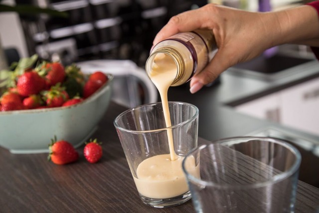 Trinkmahlzeiten versprechen schnelle Sttigung. Doch wie gut funktioniert das?  | Foto: Christin Klose (dpa)