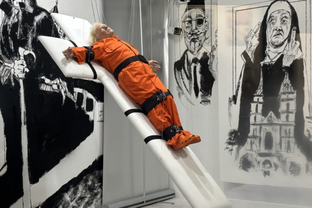 Basler Galerie zeigt Donald Trump an einem Kreuz - Kontroverse um Kunstwerk