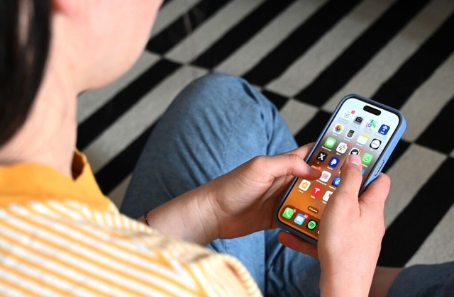 Online versuchen Tter Vertrauen zu Jugendlichen aufzubauen.  | Foto: Elisa Schu (dpa)