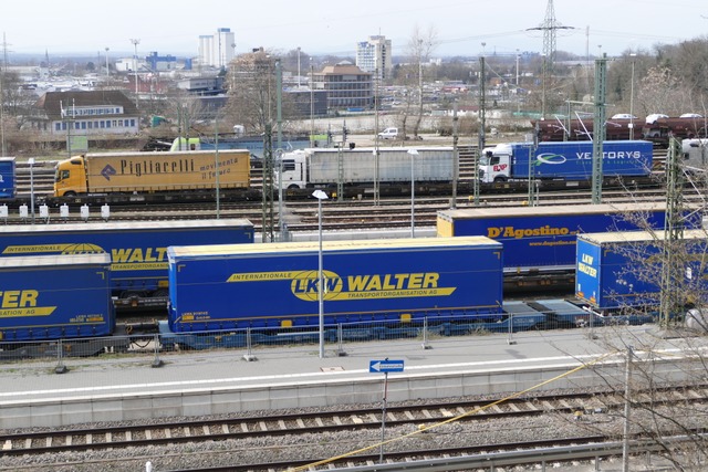 Die &#8222;Rollende Landstrae&#8220; am Bahnhof Weil am Rhein  | Foto: Victoria Langelott