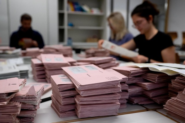 Zu den Aufgaben der Wahlhelfer gehrt auch die Stimmauszhlung.  | Foto: Sven Hoppe (dpa)