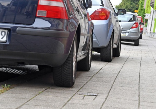 Auf Gehwegen drfen Autos nicht parken.  | Foto: Uli Deck (dpa) 